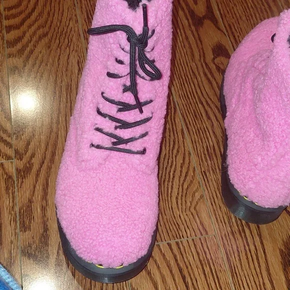Dr. Martens Pink Faux Shearling Lace-Up Boots with Black Trim - Picture 8 of 8